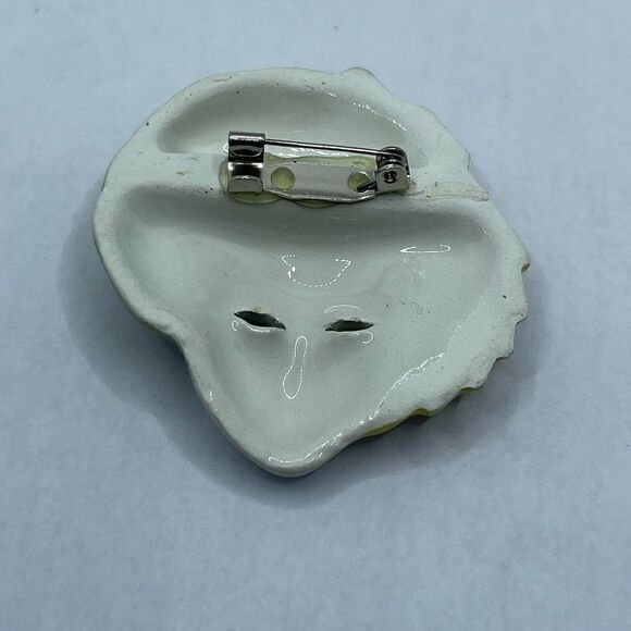 Ceramic mask brooch  - Picture 8 of 9